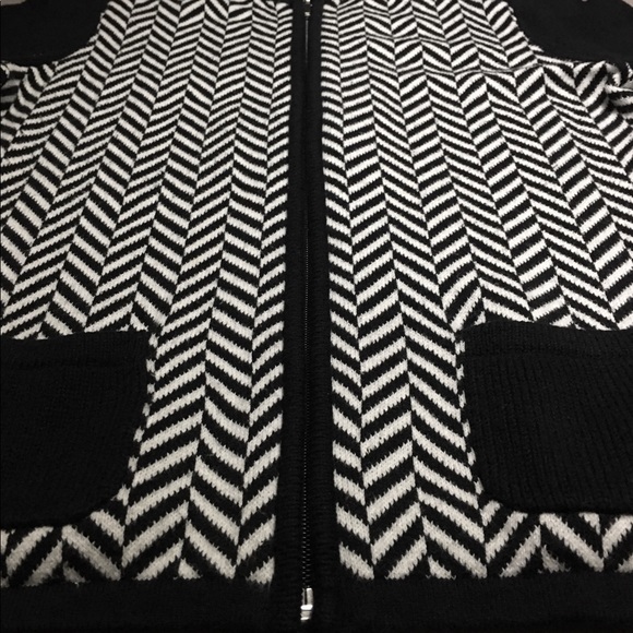 CHAPS ZIP UP SWEATER. Size Small/P/CH. - Picture 3 of 4